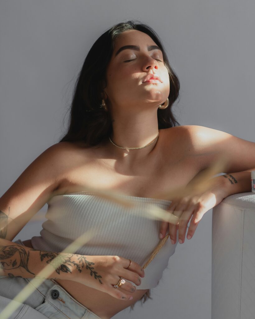 Woman standing in sunlight with glowing skin – exploring the effects of retinol and whether it thins the skin